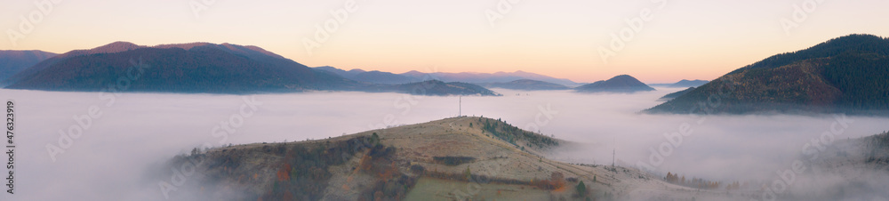 秋山景观全景。雾上的山峰。无人机视图。