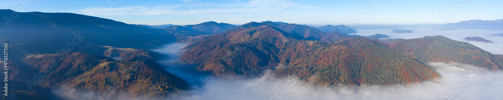 秋天的山脉景观全景。雾上的山峰。无人机视野。