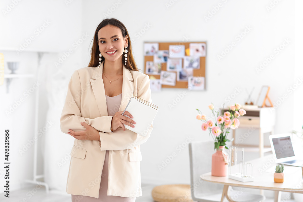 办公室女性婚礼策划人画像