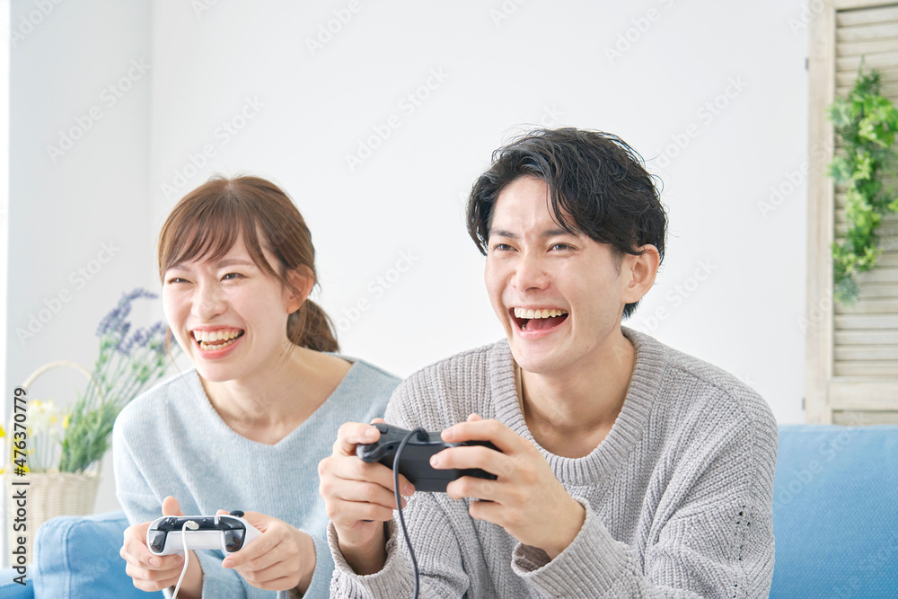 テレビゲームをする男女