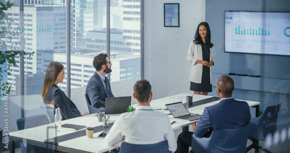 多元化办公室会议室会议：亚洲女性项目经理介绍数字商务外籍人士