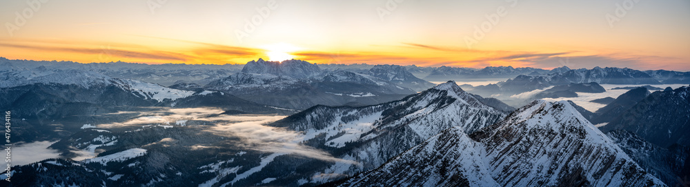 落日余晖中白雪覆盖的高山山峰，地平线上的霍河陶恩，奥地利和德国边境地区