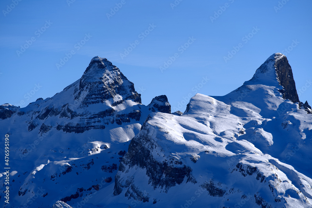 阳光明媚的冬日，从克林根斯托克山俯瞰群山全景。照片拍摄于12月