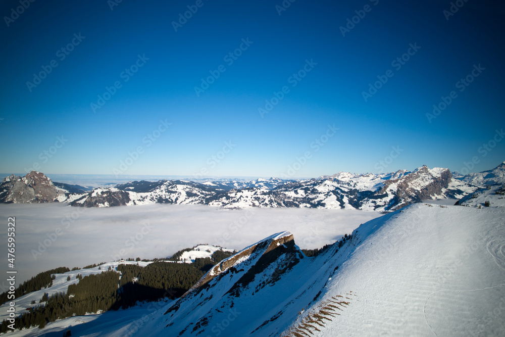 阳光明媚的冬日，从施维茨州斯托斯山村俯瞰群山全景。