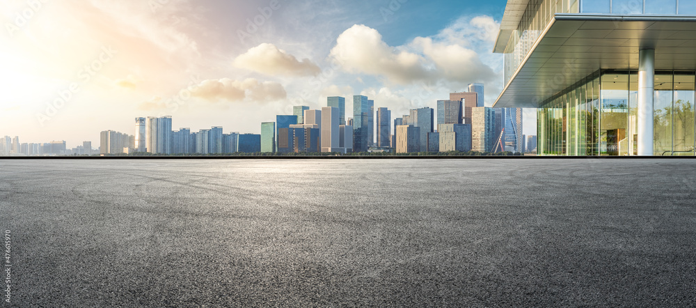 全景天际线和空旷道路的现代商业建筑