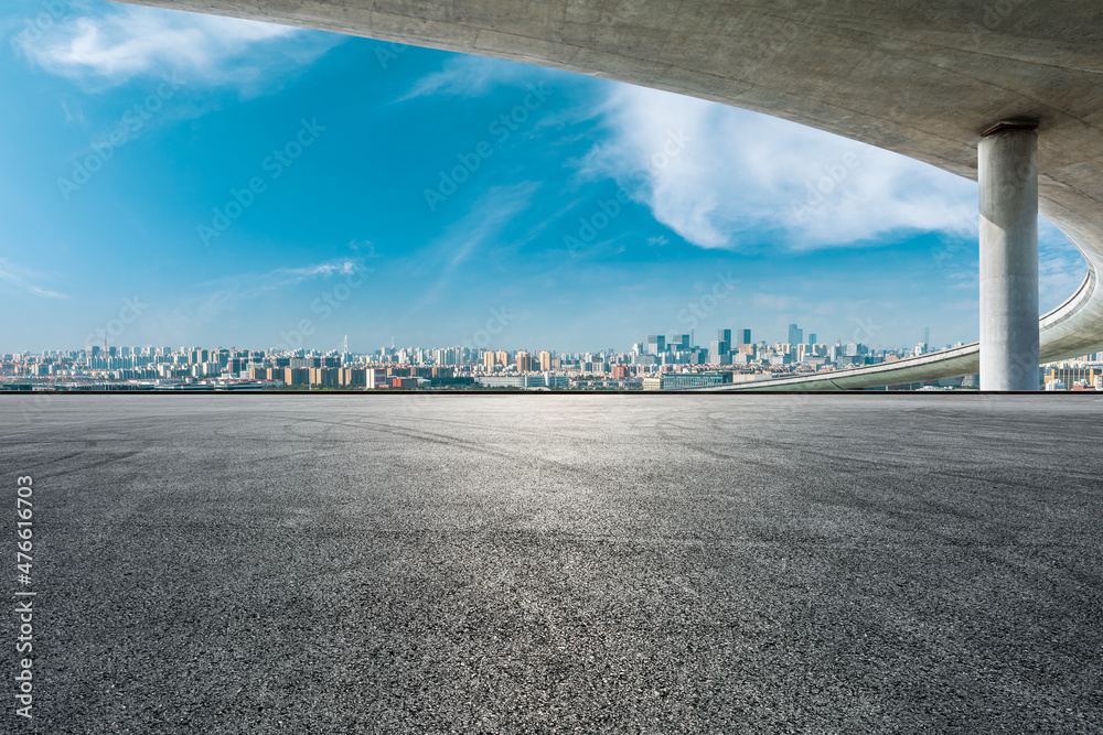 全景天际线和空旷道路的建筑