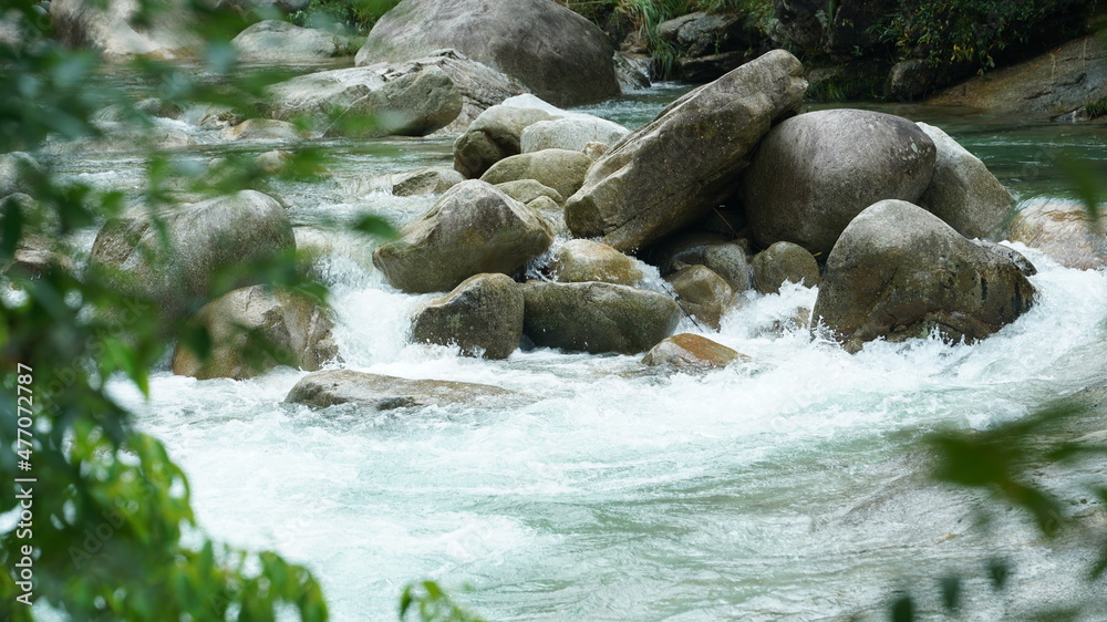 雨后瀑布在山间流淌的美丽乡村景色