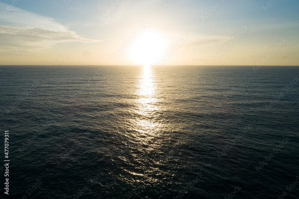 鸟瞰图美丽的日落在海面上美丽的海浪中令人惊叹的光芒