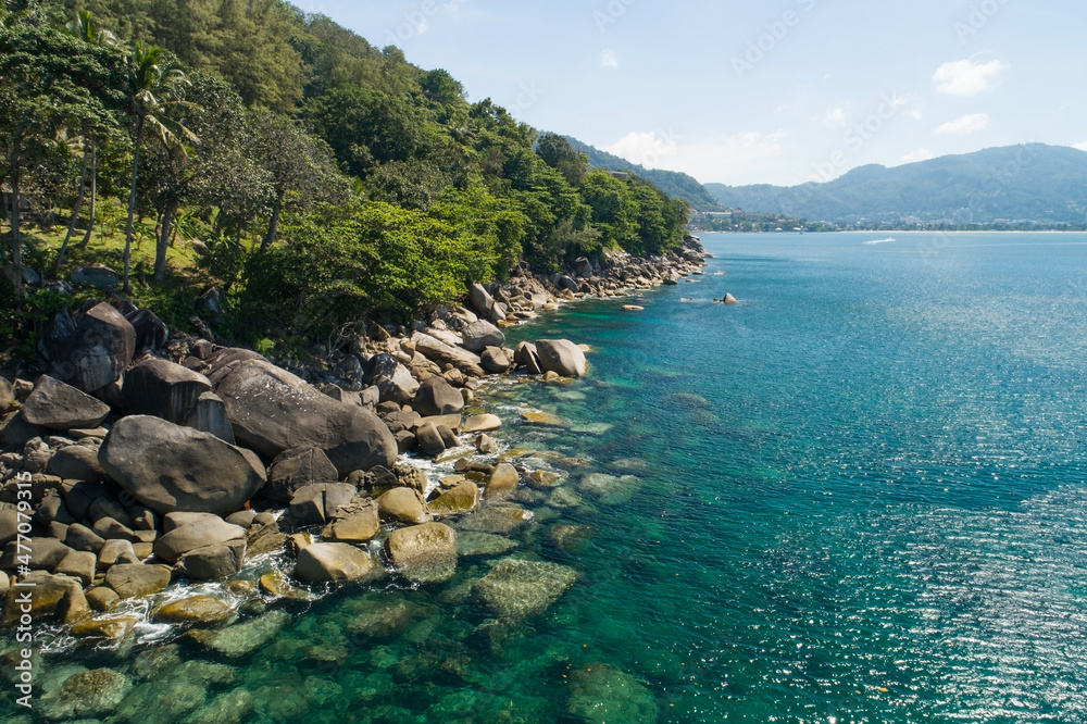 鸟瞰海滨，阳光明媚的日子里美丽的绿松石大海和山脉，天气好的日子，夏天回来了