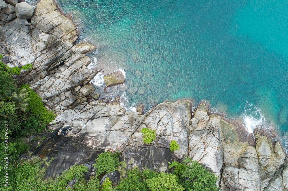 鸟瞰俯视海滨海浪撞击海滨晴天美丽的绿松石海面