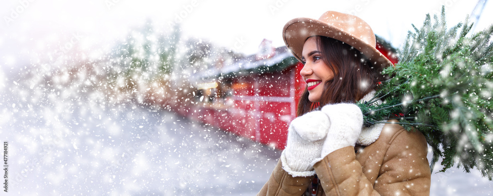 雪天里年轻微笑的女人与杉树合影