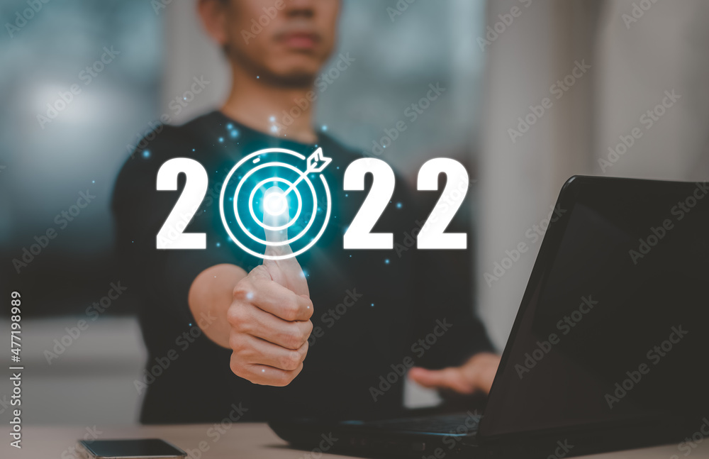 Business showing thumbs up and target with number new year2022, innovative idea of ​​inspiration fro