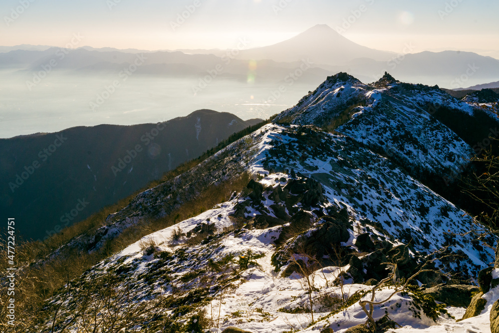 朝の山岳風景　薬師岳への稜線と富士山