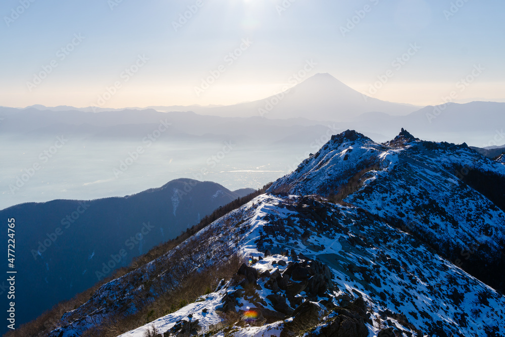 山岳風景　冬山の稜線　鳳凰三山　富士山　甲府盆地