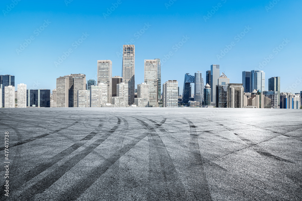 中国北京的全景天际线和空旷道路的现代商业办公楼。