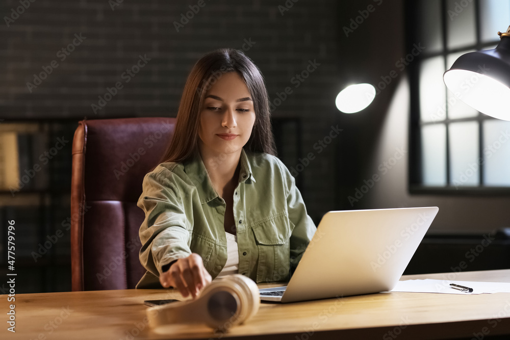 年轻女人从桌子上拿耳机