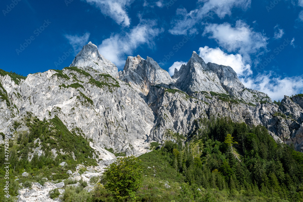 德国巴伐利亚州拉姆绍附近克劳斯巴赫塔尔令人印象深刻的山峰