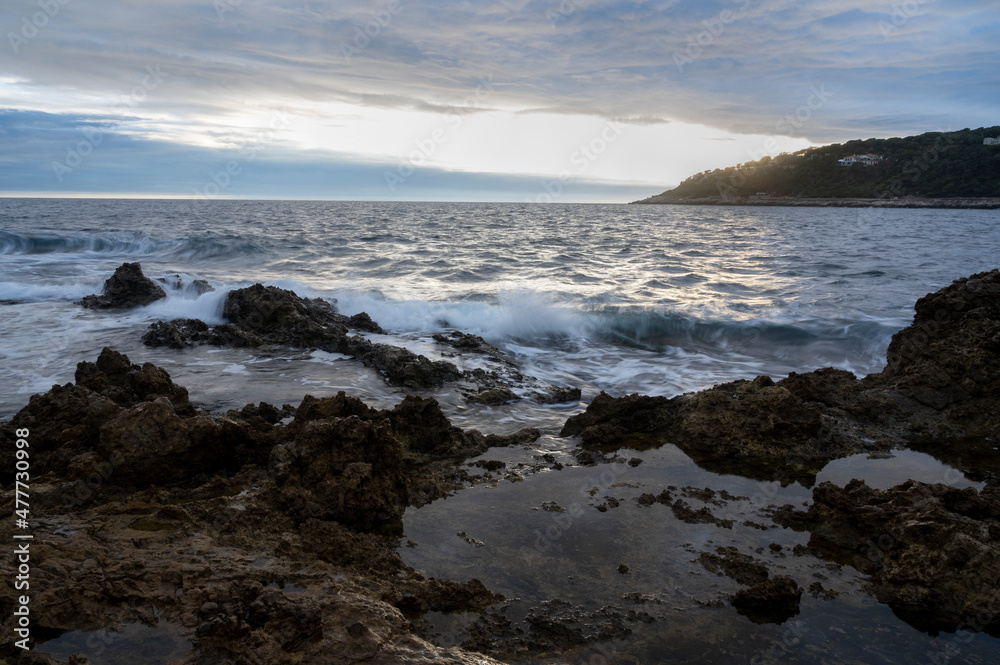 Paysage de la côte sauvage méditerranéenne de la Pointe Sainte-Hospice du cap Ferrat dans les Alpes-