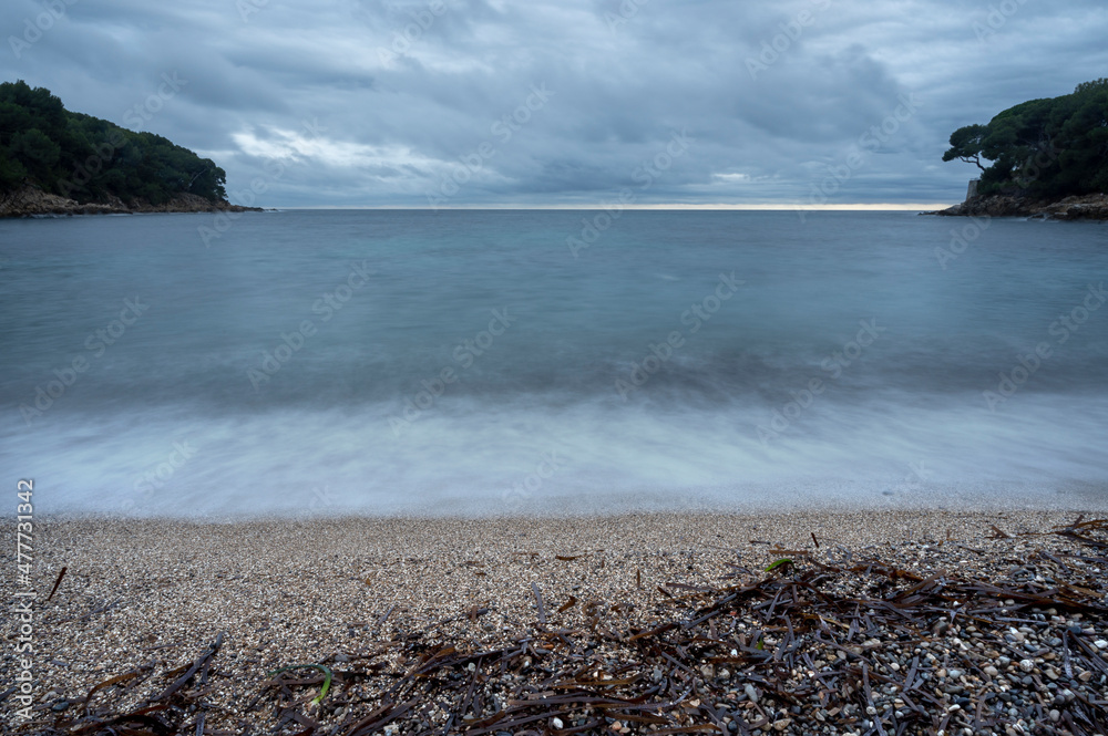 Plage sauvage sur la Côte méditerranéenne en France dans les Alpes-Maritimes en hiver le soir