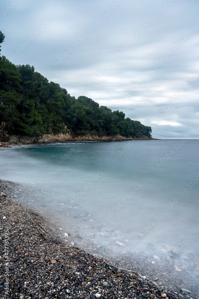 Plage sauvage sur la Côte méditerranéenne en France dans les Alpes-Maritimes en hiver le soir