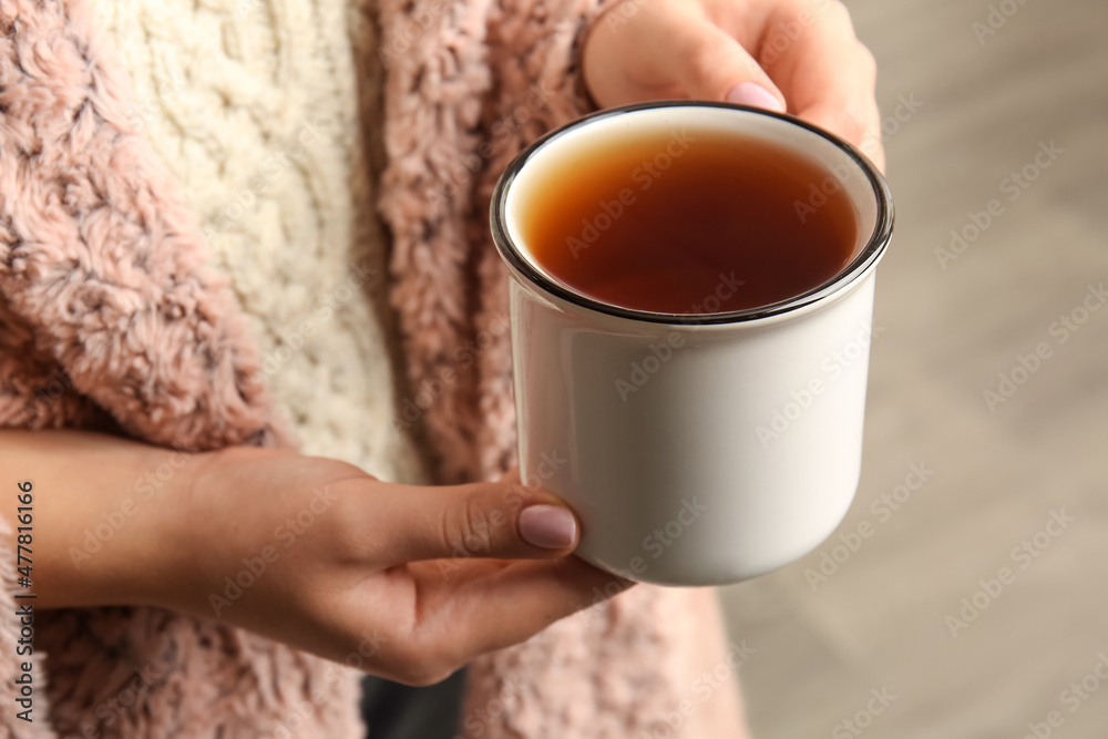 女人在室内喝可口的茶，特写