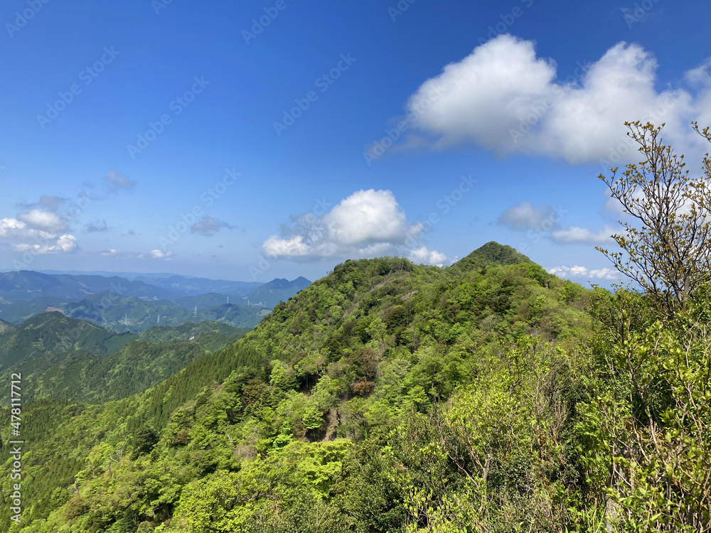 釈迦岳・御前岳登山「釈迦岳と御前岳の縦走路から望む御前岳」