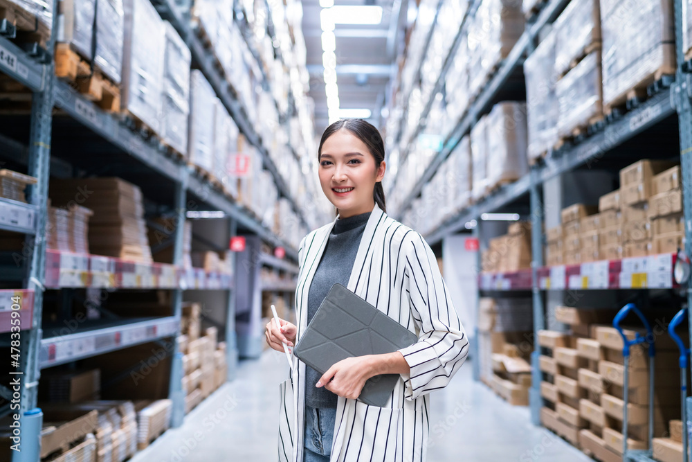 亚洲女性企业主使用数字平板电脑检查库存产品库存数量的肖像