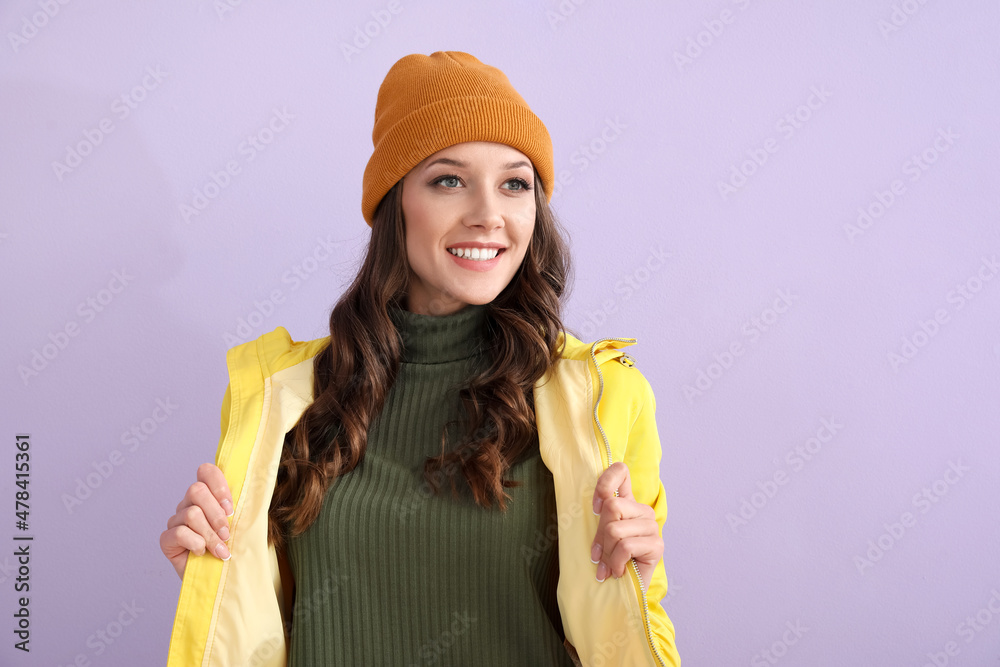 穿着彩色雨衣微笑的女人