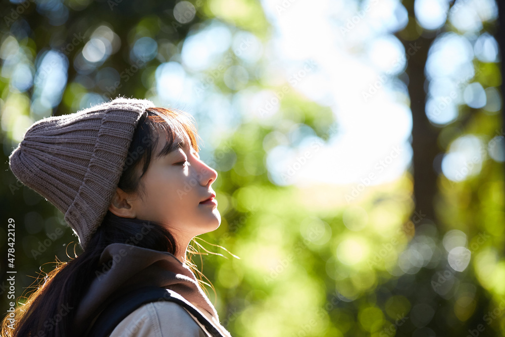 アウトドアを楽しむ若い女性