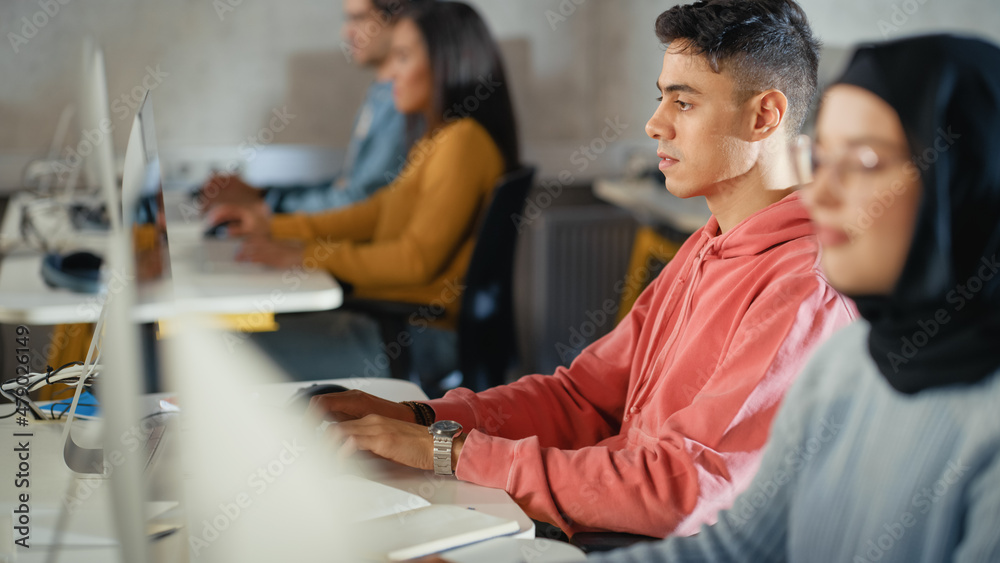 英俊聪明的男学生，与不同种族的同学一起在大学学习。他正在努力