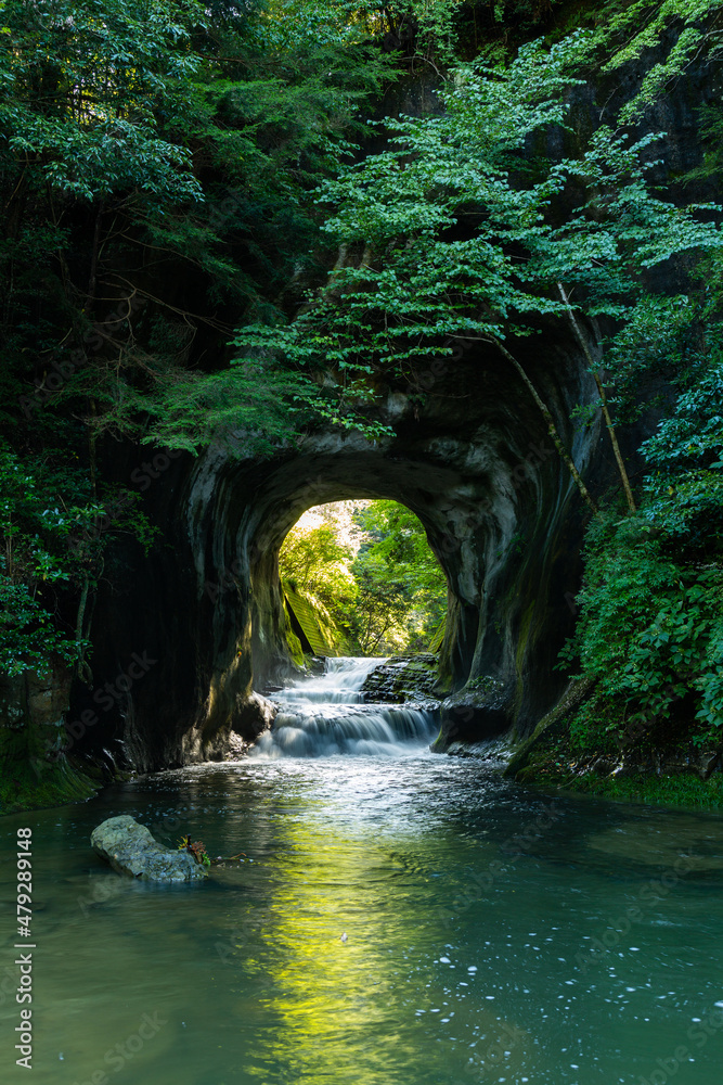 新緑の農溝の滝