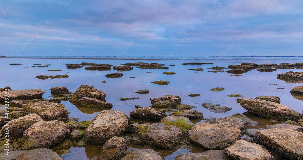 日出时的里海海岸