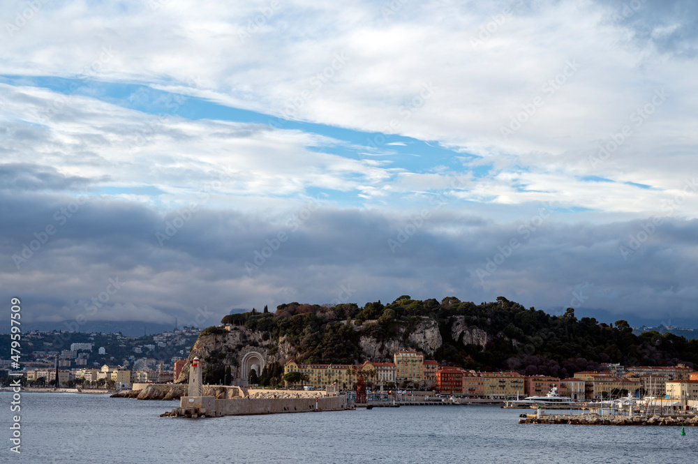 Paysage marin du rivage méditerranéen au Cap de Nice en hiver avec des vagues et des rochers au couc