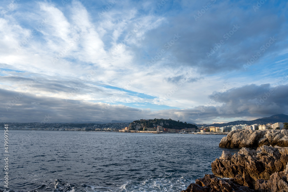 Paysage marin du rivage méditerranéen au Cap de Nice en hiver avec des vagues et des rochers au couc