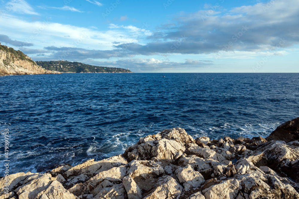 Paysage marin du rivage méditerranéen au Cap de Nice en hiver avec des vagues et des rochers au couc