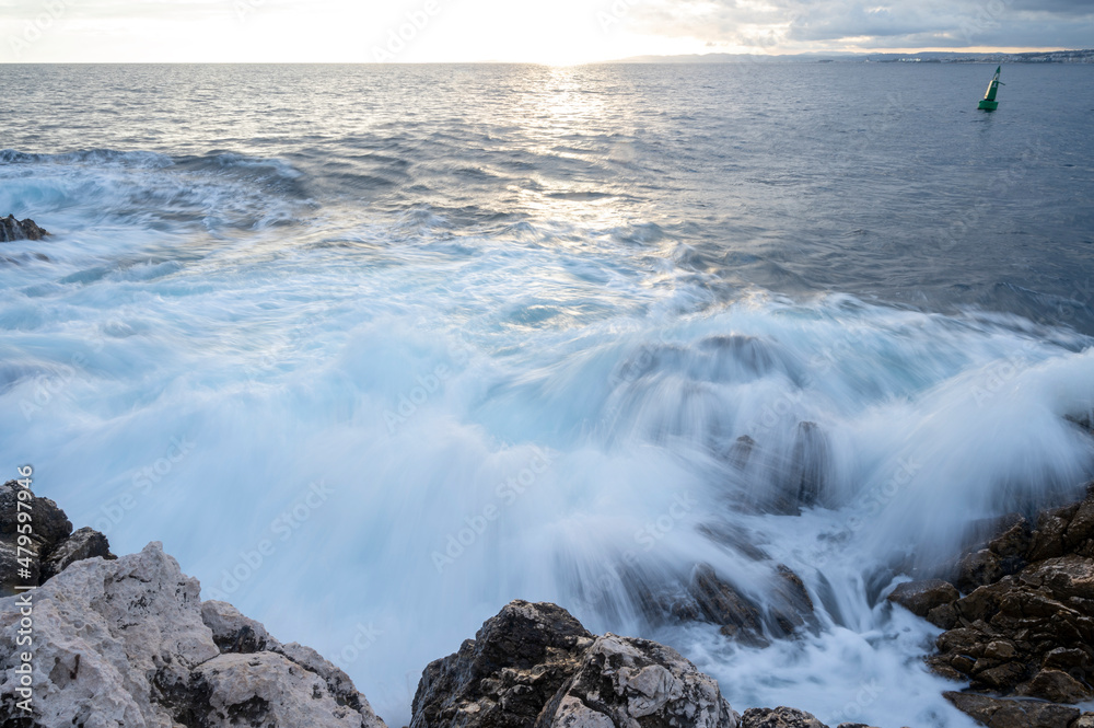 Paysage marin du rivage méditerranéen au Cap de Nice en hiver avec des vagues et des rochers au couc