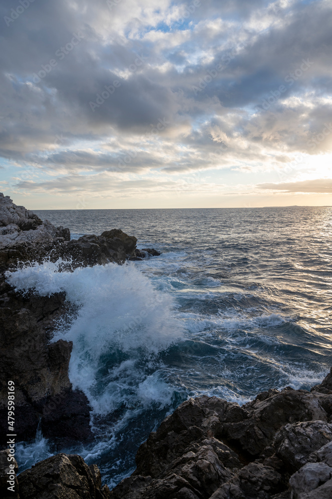 Paysage marin du rivage méditerranéen au Cap de Nice en hiver avec des vagues et des rochers au couc