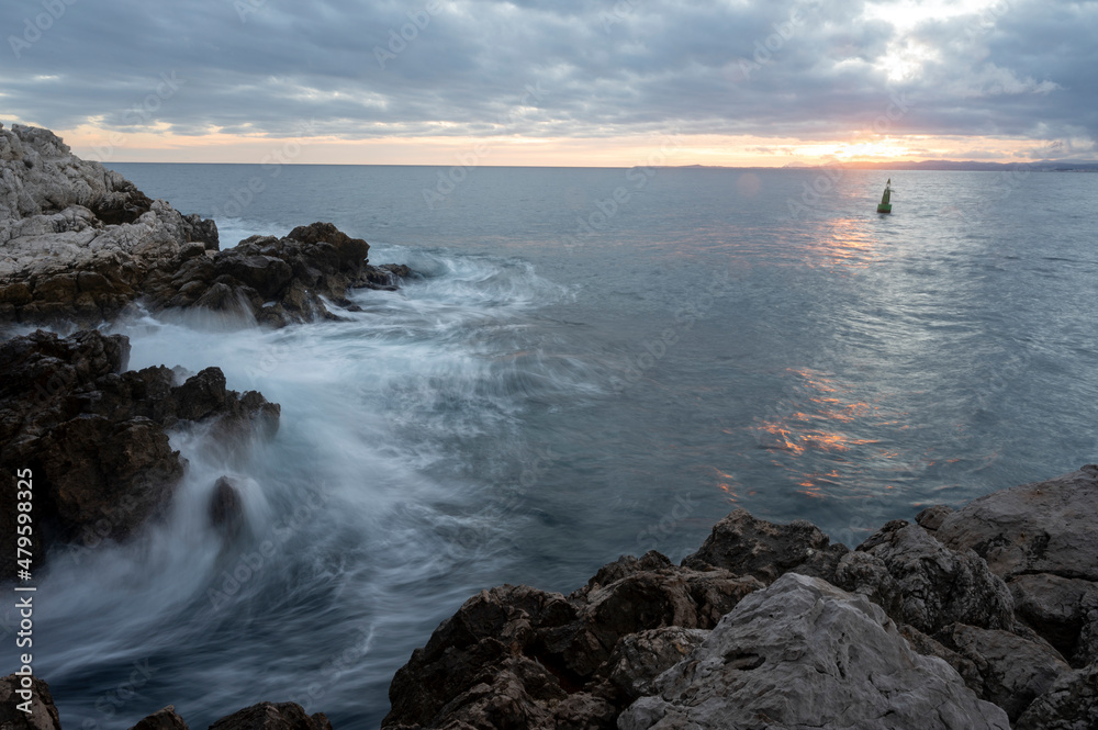 Paysage marin du rivage méditerranéen au Cap de Nice en hiver avec des vagues et des rochers au couc