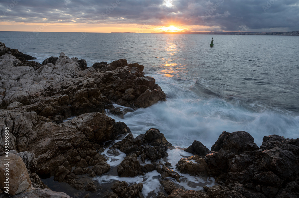 Paysage marin du rivage méditerranéen au Cap de Nice en hiver avec des vagues et des rochers au couc