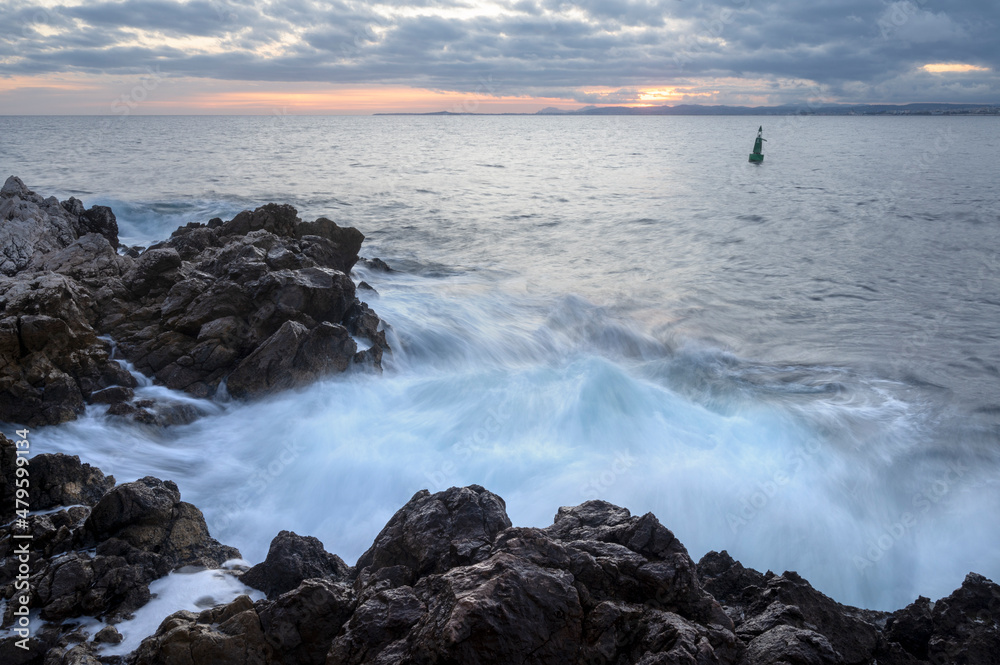 Paysage marin du rivage méditerranéen au Cap de Nice en hiver avec des vagues et des rochers au couc