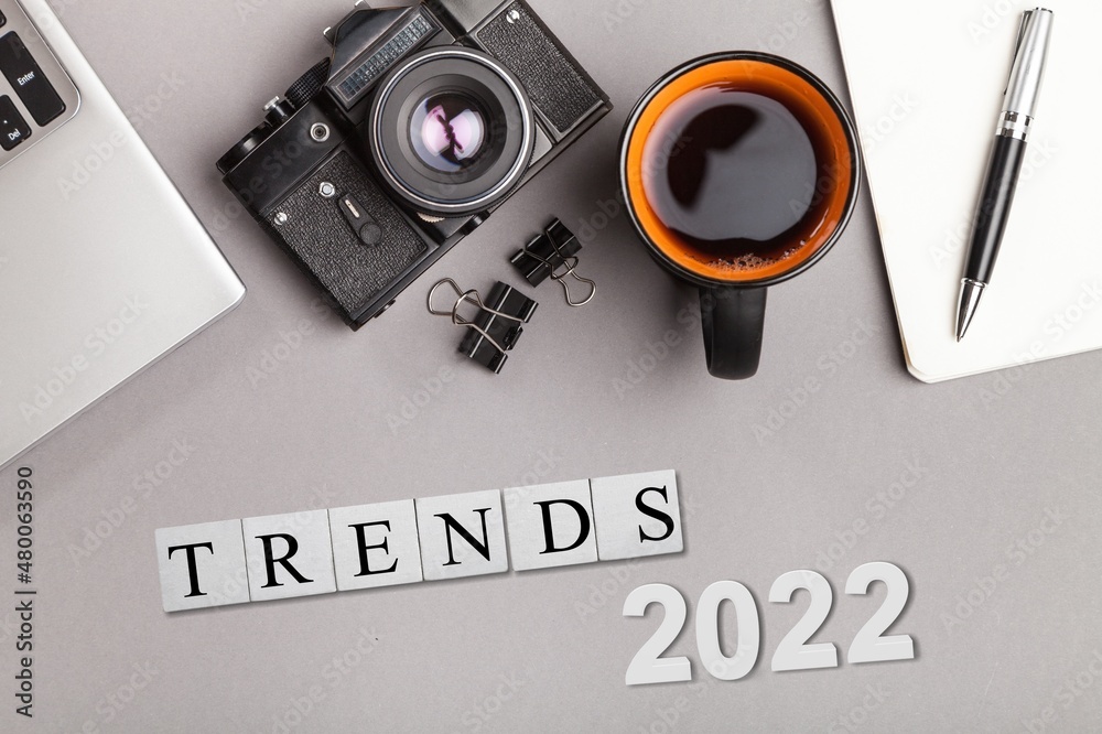 TRENDS 2022办公桌上的商业概念