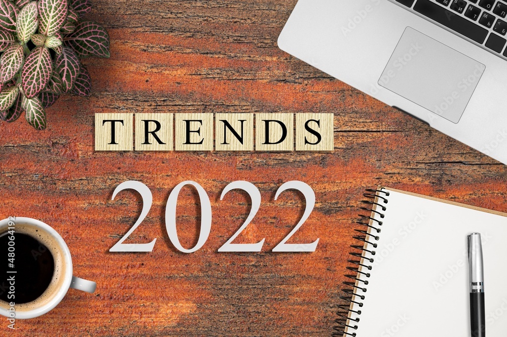 TRENDS 2022办公桌上的商业概念