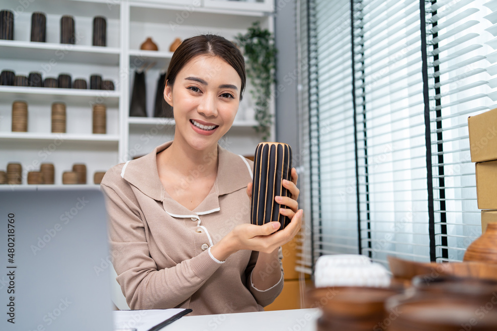 亚洲美女在家在线直播销售花瓶产品。