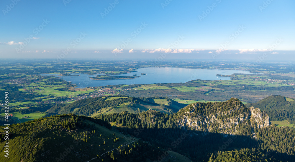 Idyllic Chiemsee in summer，Chiemgau，Bavaria，Germany，Europe（德国巴伐利亚州基姆高市夏季的田园诗）