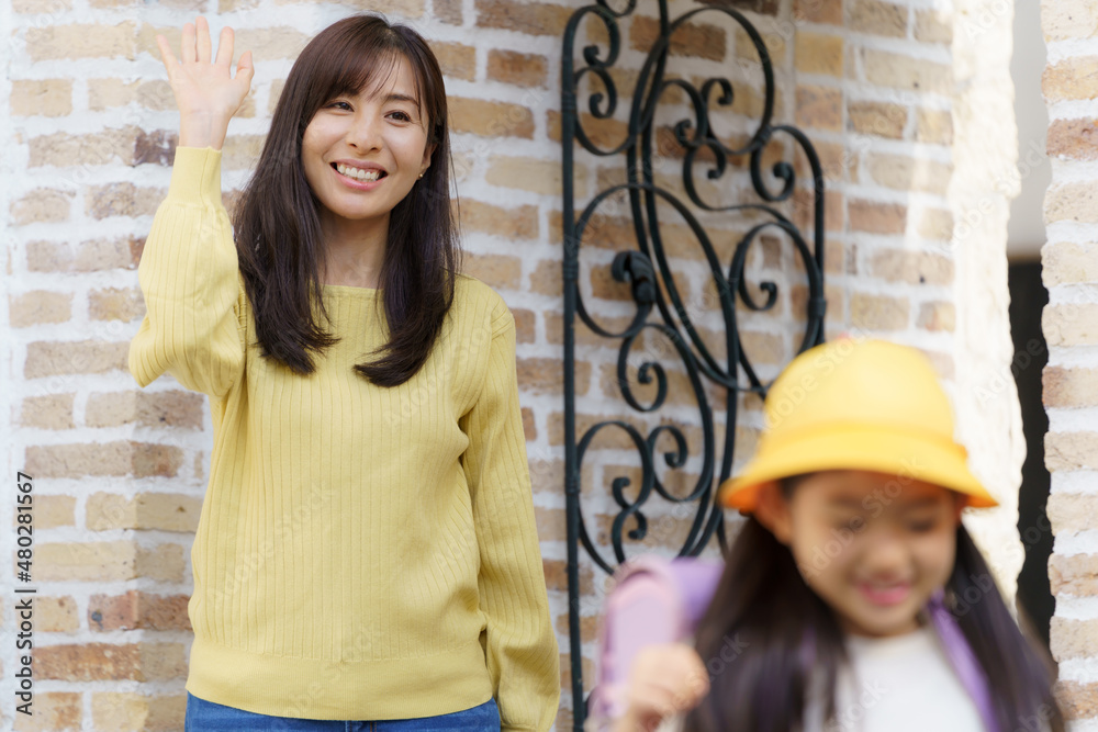 通学を見送るお母さん