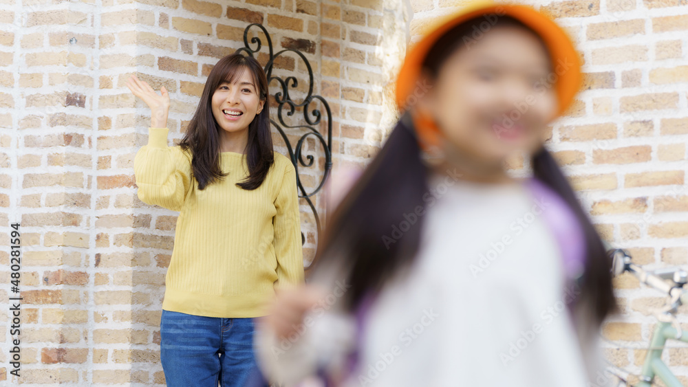 通学を見送るお母さん