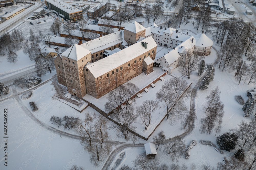 芬兰图尔库冬季白雪覆盖的图尔库城堡的高角度视图