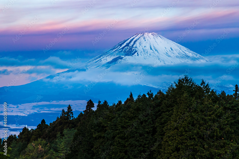 雪が積もった朝焼けの富士山