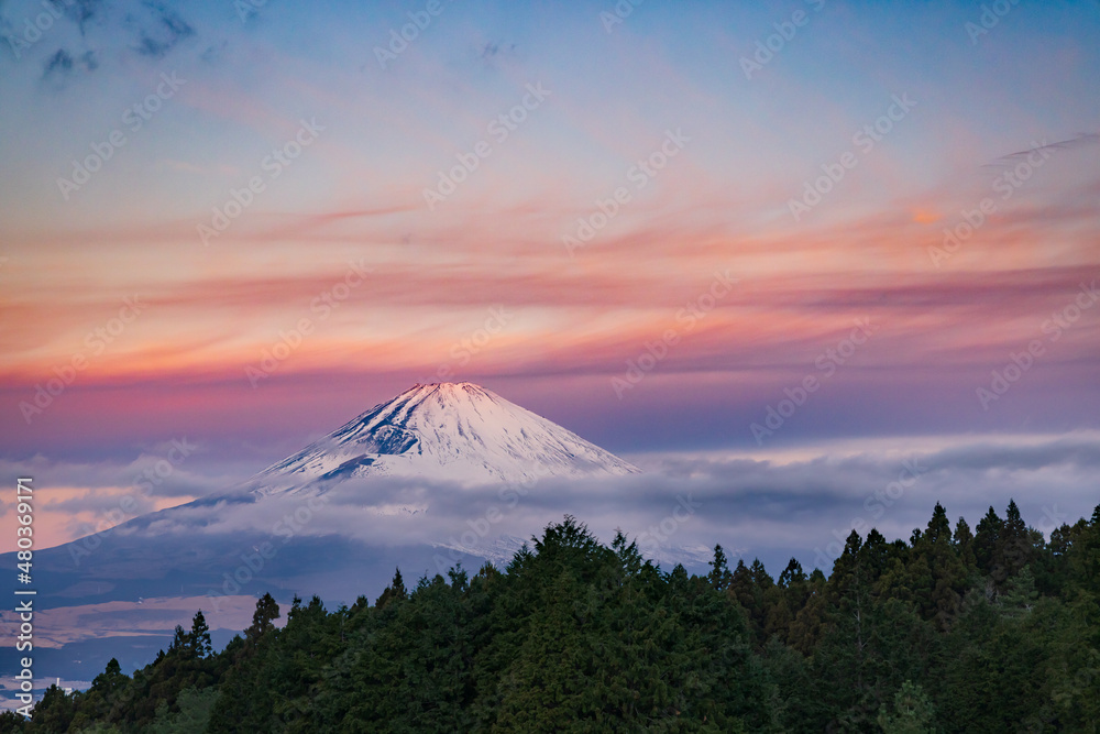 雪が積もった朝焼けの富士山