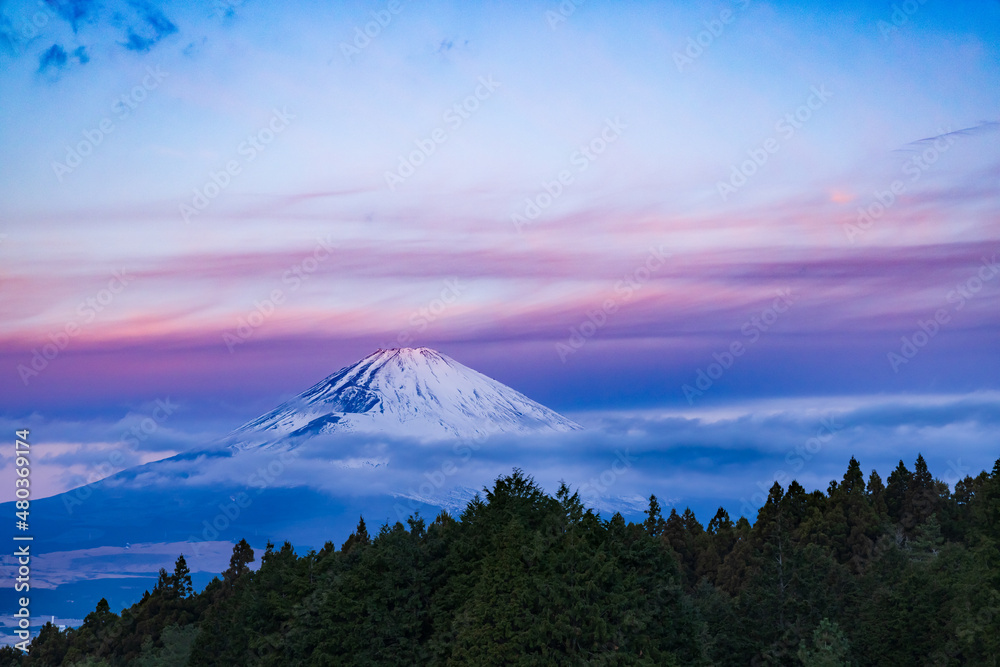 雪が積もった朝焼けの富士山